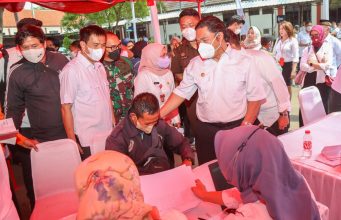 Pertama di Indonesia, Penjabat Gubernur Banten Al Muktabar Salurkan BLT BBM dari APBD