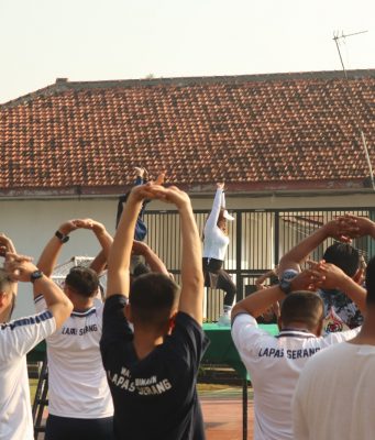 Jaga Kebugaran, Warga Binaan Lapas Serang Rutin Senam Bersama