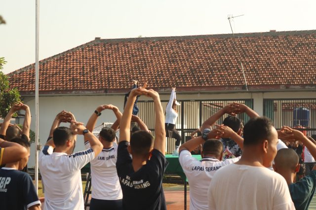 Jaga Kebugaran, Warga Binaan Lapas Serang Rutin Senam Bersama