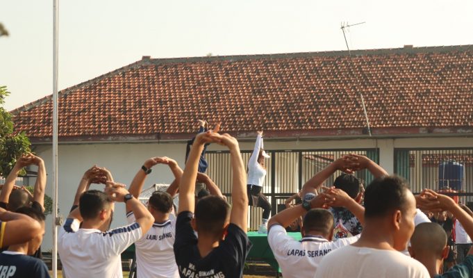 Jaga Kebugaran, Warga Binaan Lapas Serang Rutin Senam Bersama