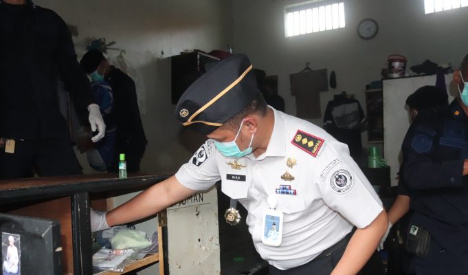 Cegah Narkoba Masuk Lapas, Petugas Gabungan Razia Blok Hunian Lapas Serang