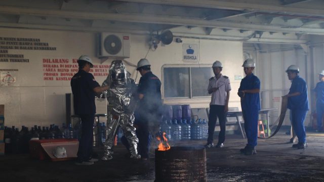 Tingkatkan Standar Keselamatan Pelayaran, KSOP Banten Pantau Latihan Darurat KMP Tranship 1